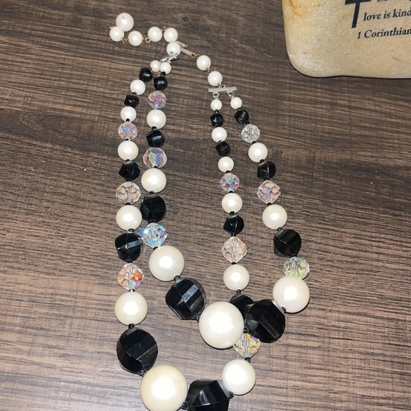 Vintage, black and white multi texture beaded adjustable hook closure necklace - Picture 3 of 6